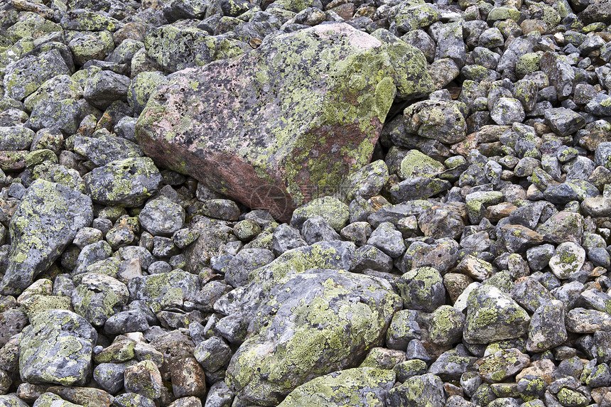 山上封闭的自然风化石块碎石地面矿物材料灰色岩石砂砾石头白色假山图片