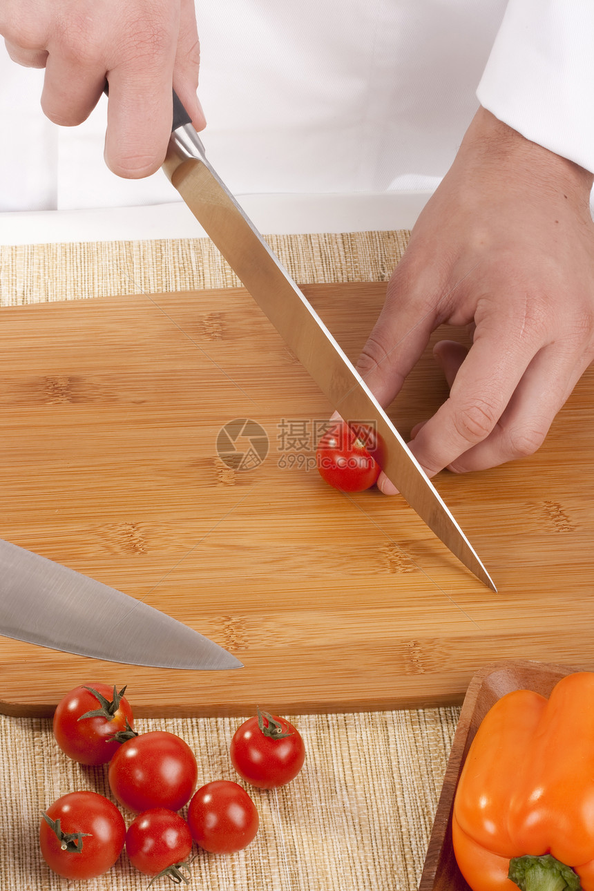 切切蔬菜木板沙拉盘子餐厅男人红色青椒食物服务白色图片