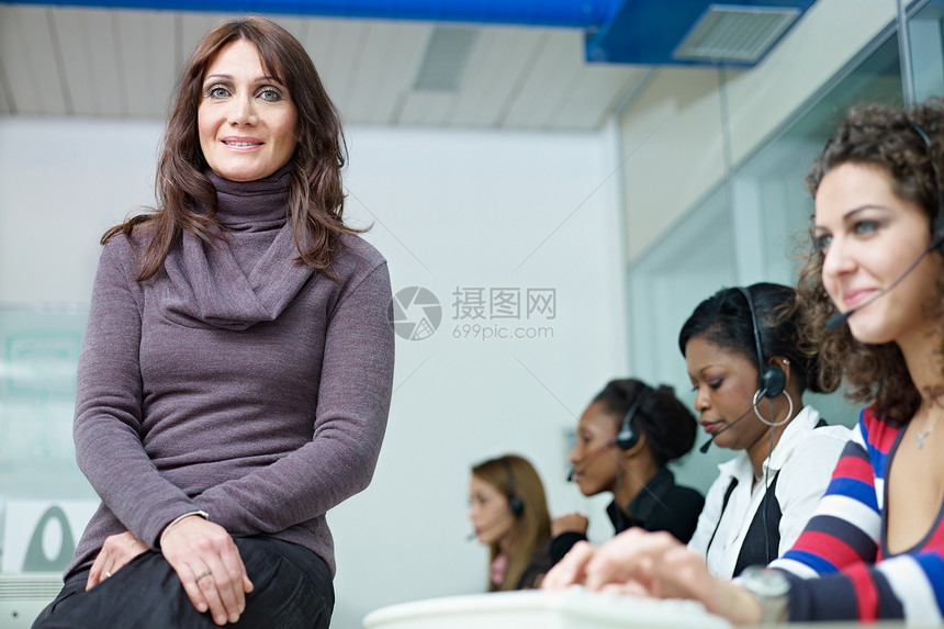 在呼叫中心工作的妇女职场领导电话耳机老板商业成人经理女士中年人图片