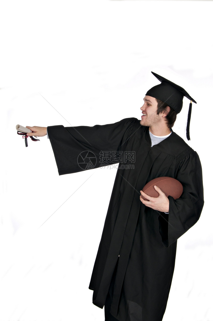 持有文凭和足球 同时获得大学毕业学位图片