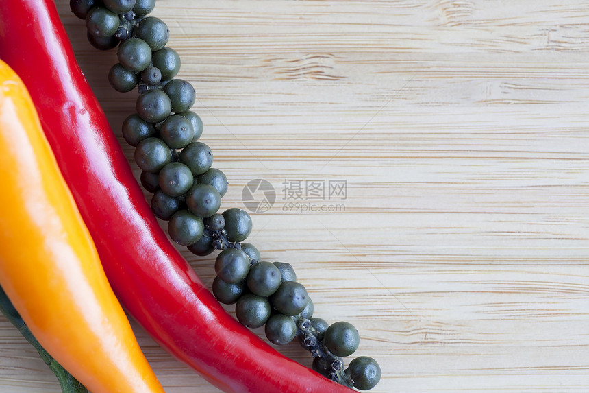 桌上的胡椒红色食物烹饪辣椒木头胡椒子蔬菜橙子图片