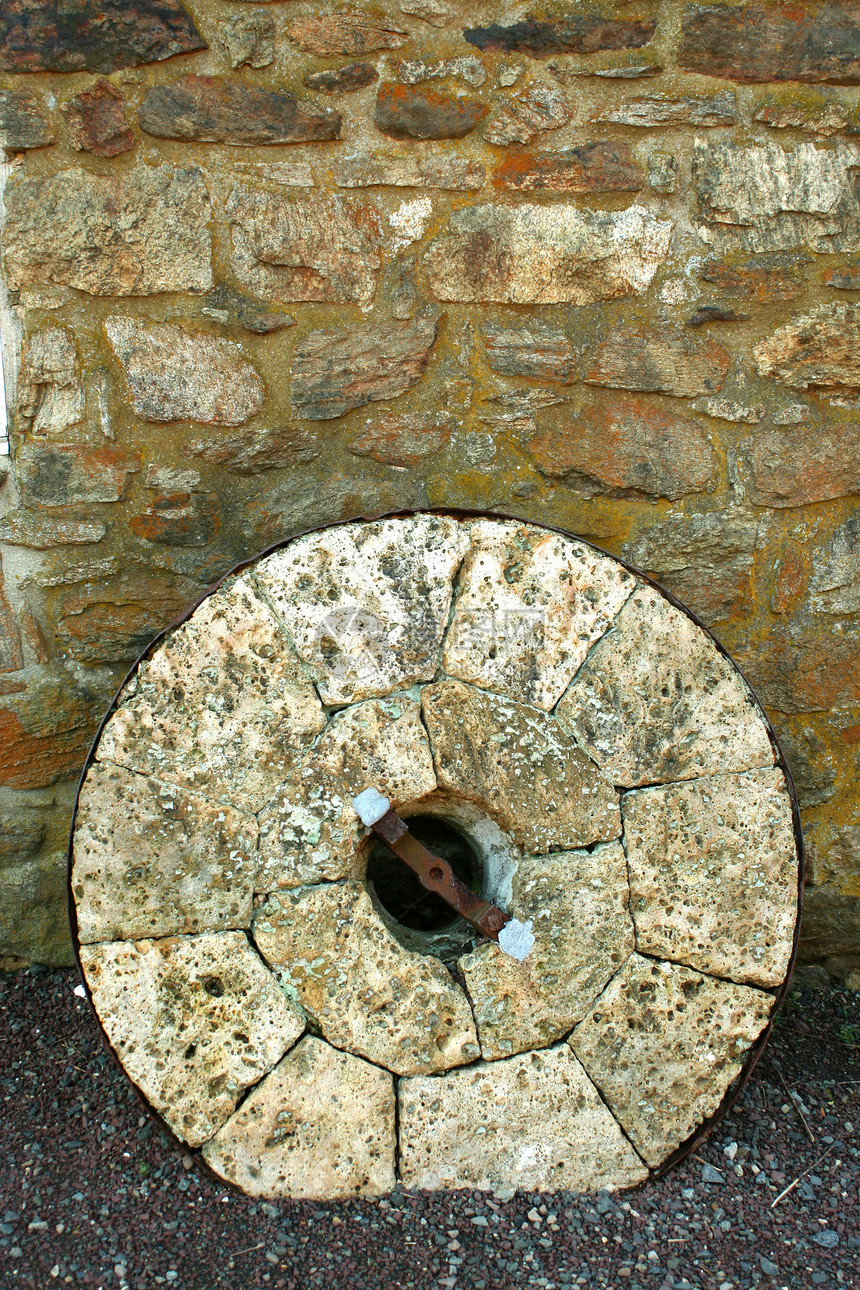 旧环石磨床乡村石灰石圆形地标图片