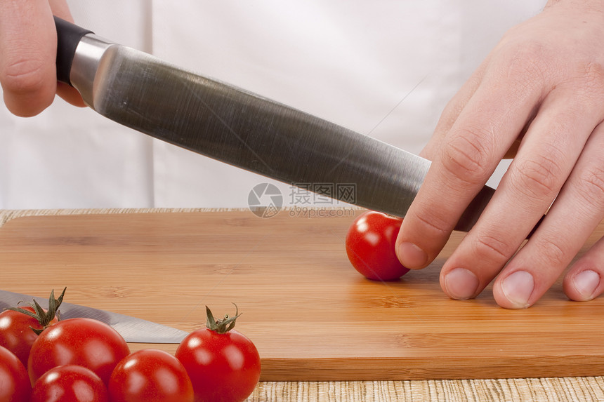 切切蔬菜餐厅木板男人服务白色食物红色图片