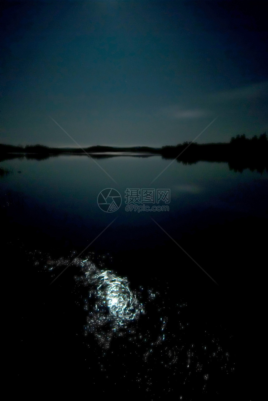 夜间湖月光蓝色反射图片