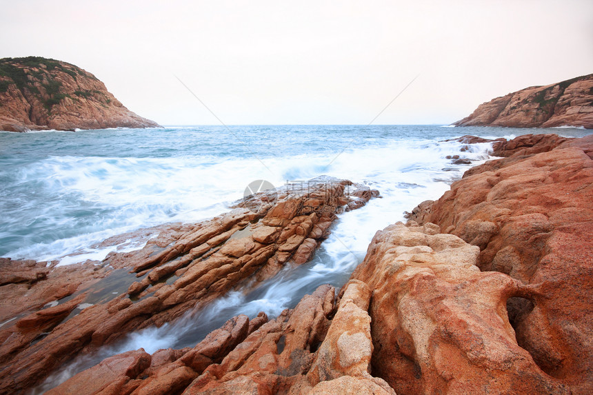 美丽的海景 日落时的海与岩石 自然成份反射天空太阳蓝色石头旅行晴天地平线海浪天气图片