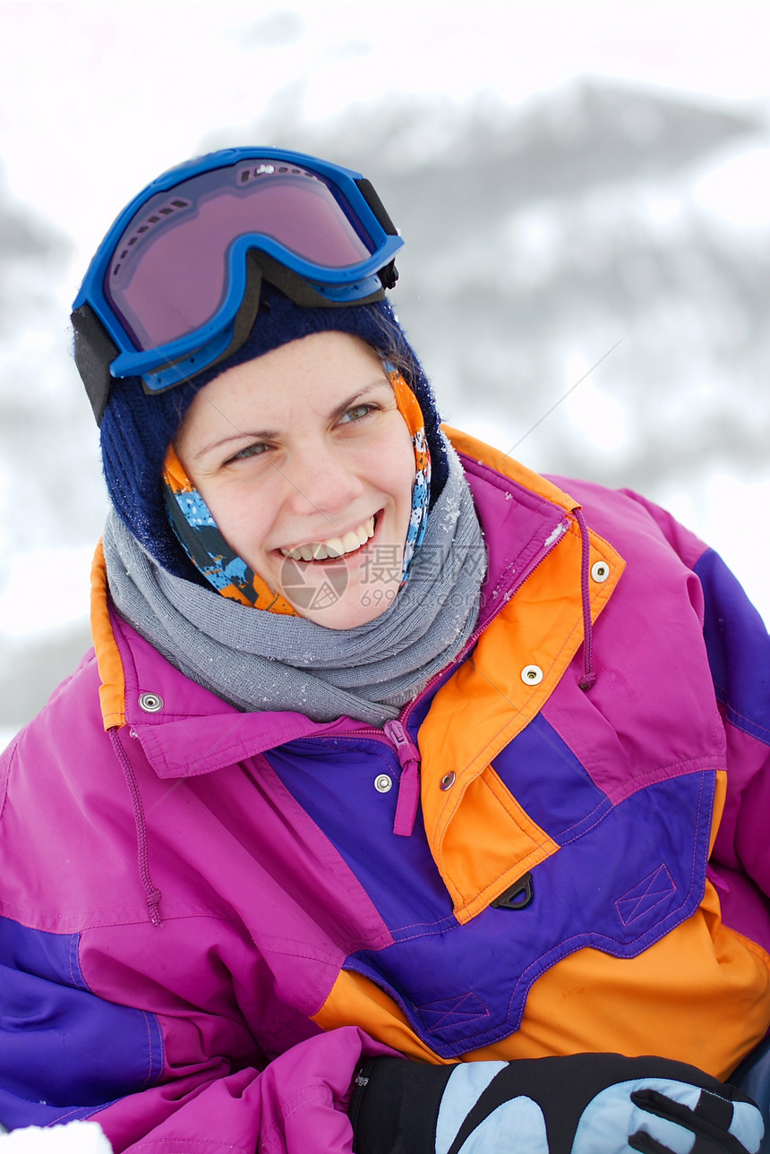 滑雪者微笑喜悦女孩山脉女性享受娱乐围巾帽子活动图片