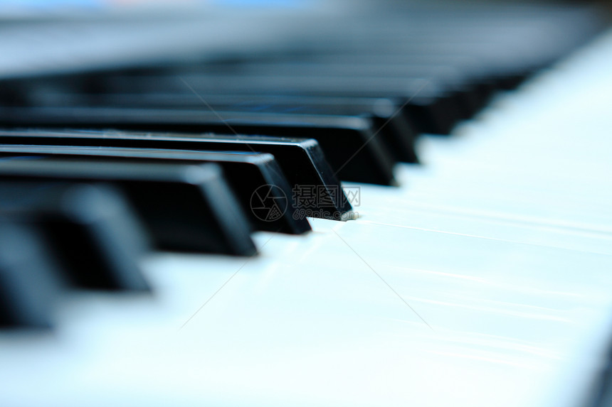 电子钢琴键盘的闭合图片