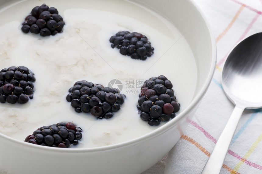 健康早餐营养谷物水果食物牛奶勺子麦片图片