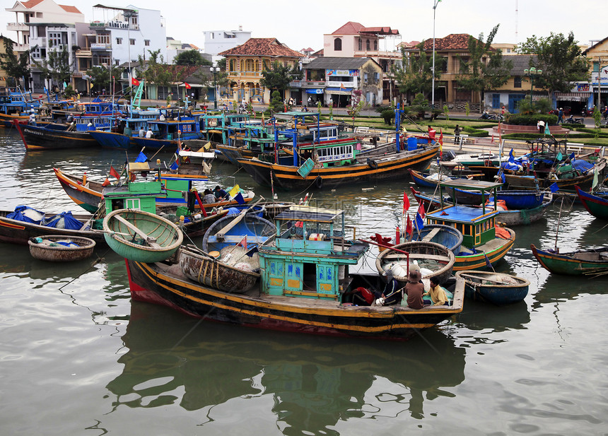 渔业村生活港口游客木头海洋渔民反射旅行住宅村庄图片