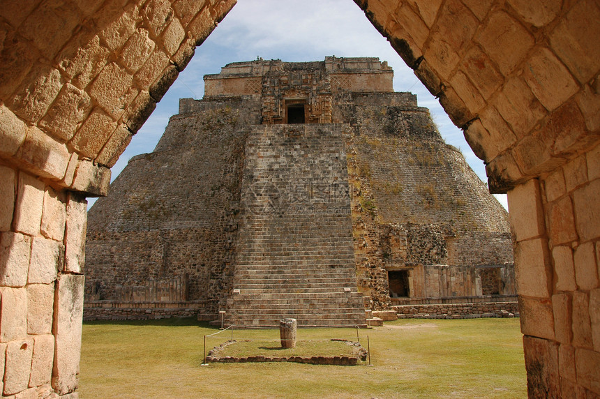 墨西哥Uxmal寺庙考古宗教废墟石头金字塔胜地旅行雕刻品文化图片
