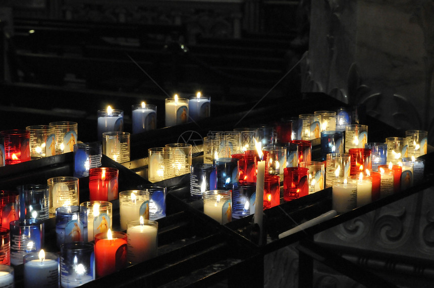 黑色支撑的宗教蜡烛数量众多图片
