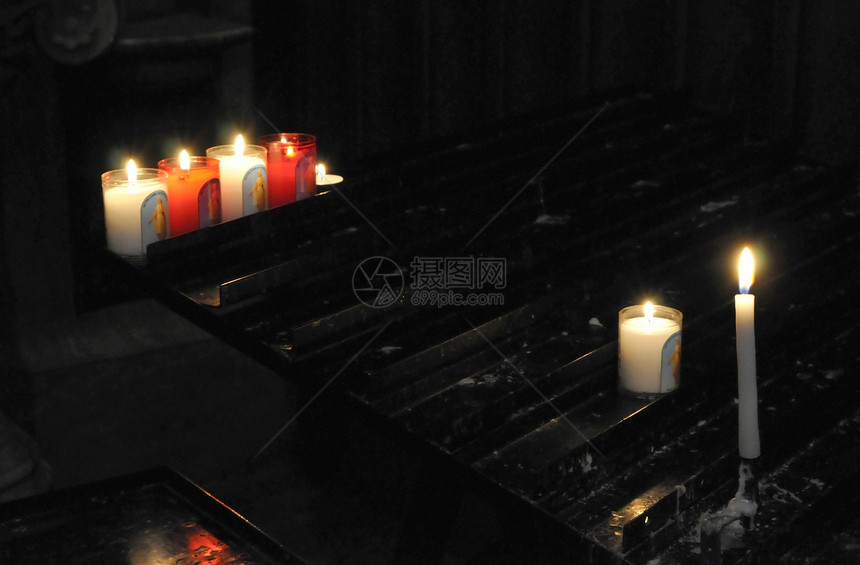 一些用黑色支撑的宗教蜡烛图片