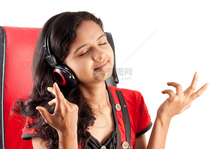 享受音乐的印度女孩闲暇乐趣耳机娱乐女性图片