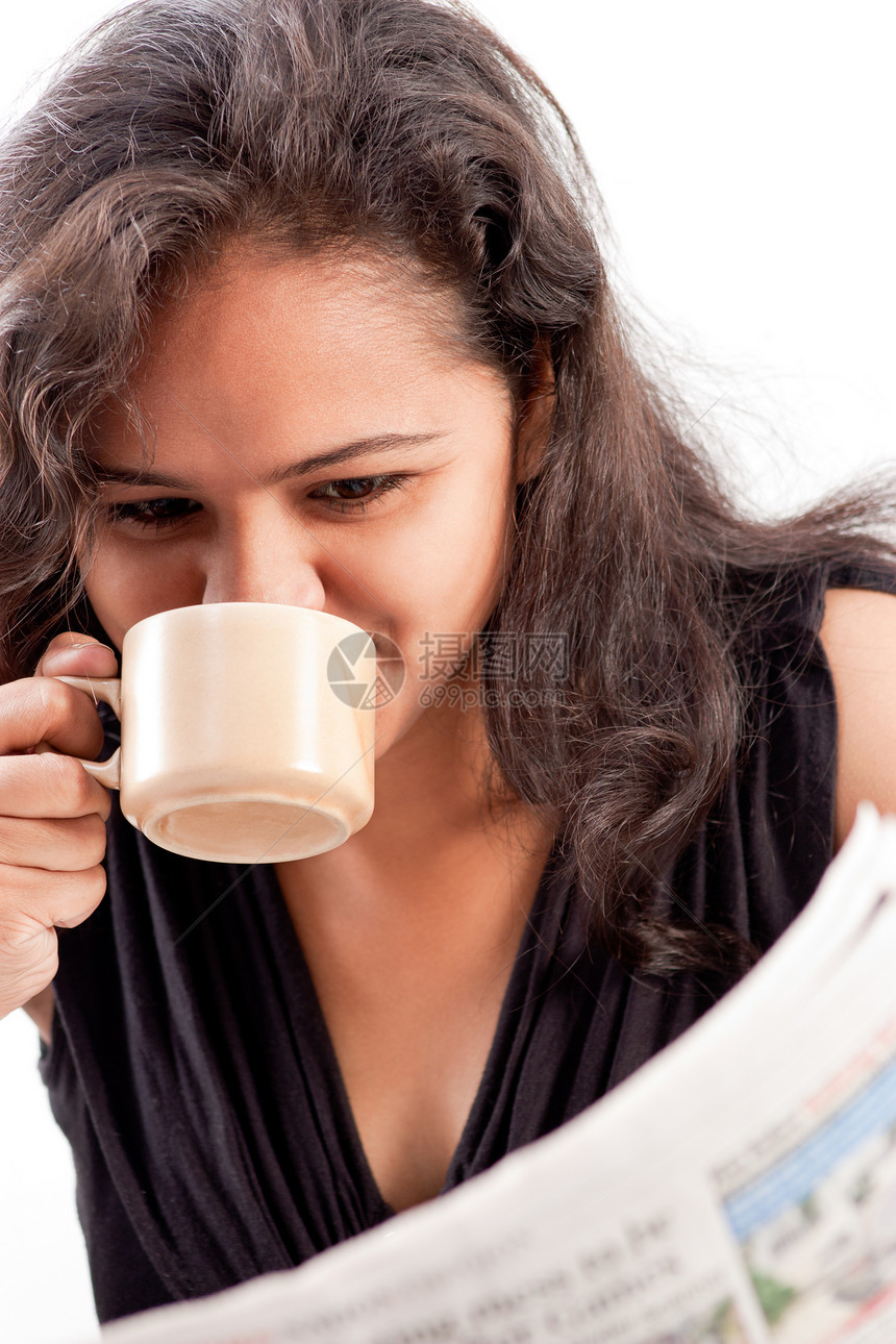 利用咖啡制作印地安青少年阅读报纸女士杯子生长女性微笑投资女孩青少年图片