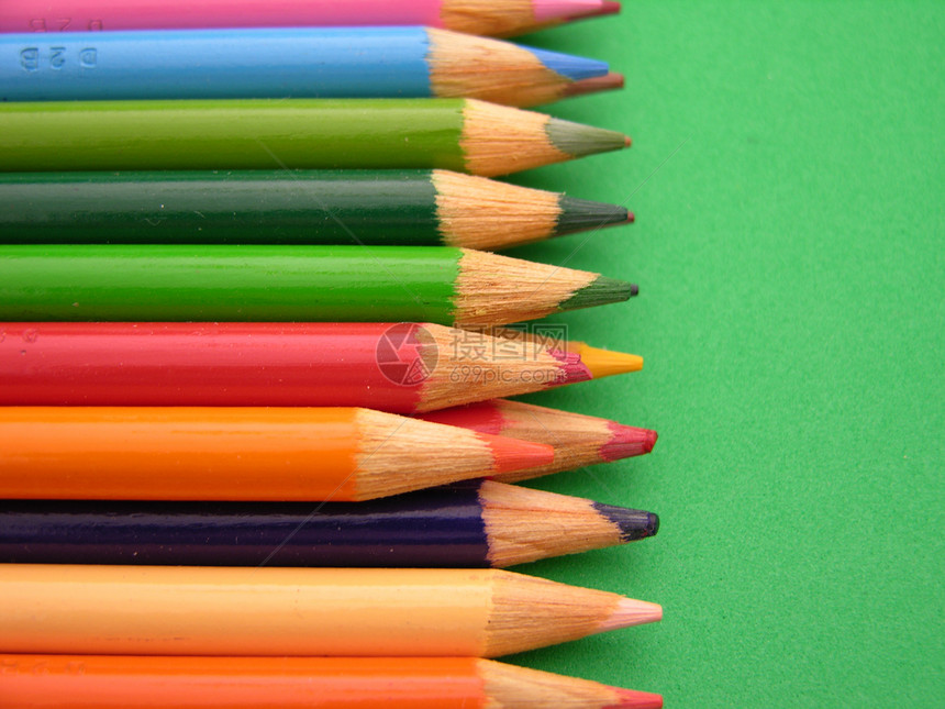 彩色铅笔红色艺术绘画素描教育黄色艺术家蓝色绿色木头图片