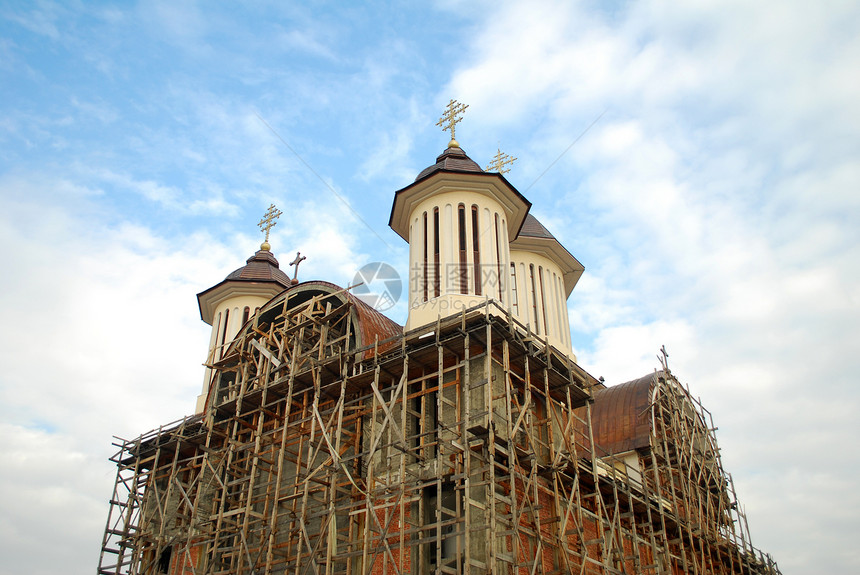 教堂的建筑建设修理白色支撑教会蓝色脚手架天空图片