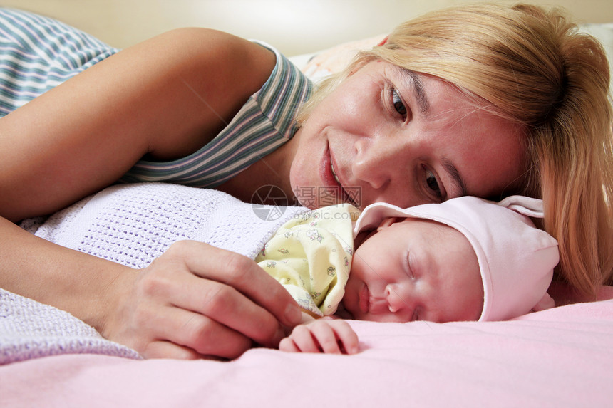 母亲和宝宝孩子喜悦拥抱母性女士房间新生家庭后代投标图片