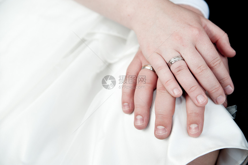 双手与结婚戒指图片