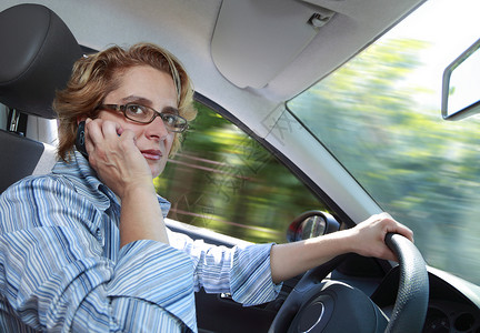 女司机眼镜商务座位衬衫头枕手指人士女性违规速度背景图片