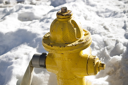雪中的黄火喷泉背景图片