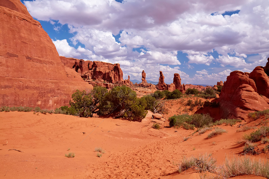 红沙漠荒野踪迹旅行砂岩风景峡谷干旱山脉公园太阳图片