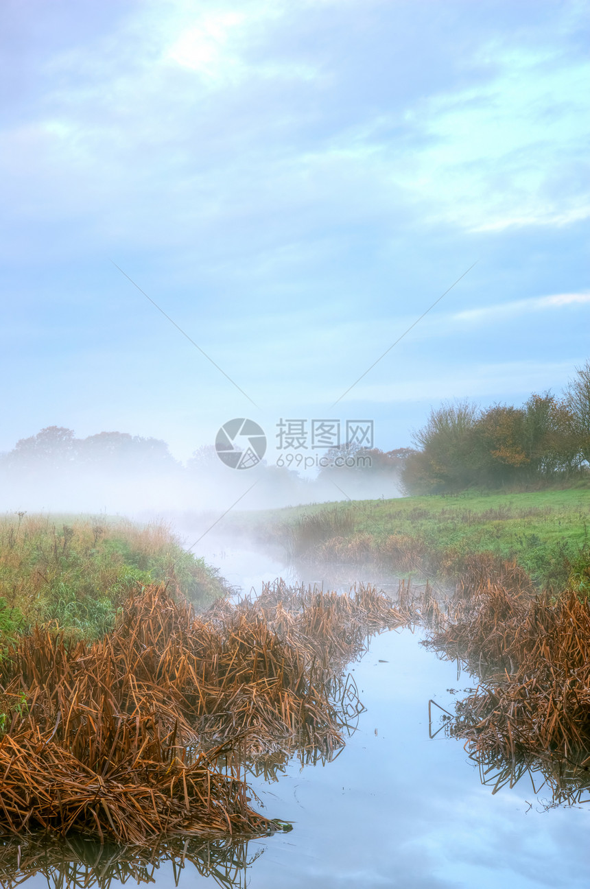 秋秋秋瀑布清晨在农村的溪流中横冲直撞图片