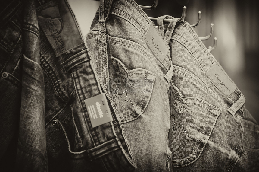 在商店里对一对Jeans魅力接缝销售店铺衣服牛仔布棉布组织宏观青少年图片