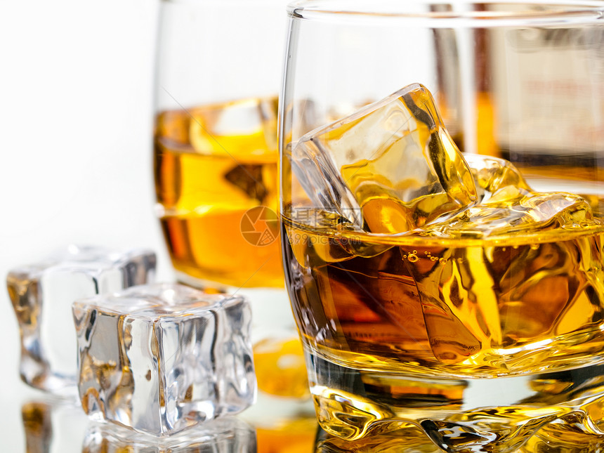 威士忌金子液体饮料岩石烈酒立方体棕色玻璃图片