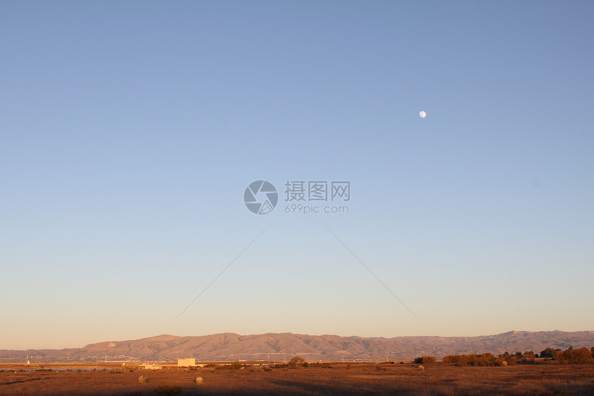 山月的夜边风景图片