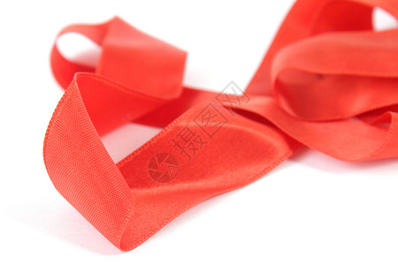 白上孤立的红丝带装饰庆典丝绸海浪磁带白色曲线装饰品风格礼物背景图片