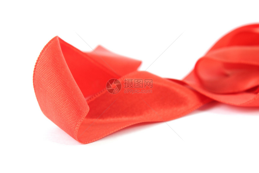 白上孤立的红丝带装饰品庆典展示海浪织物磁带白色红色礼物材料图片