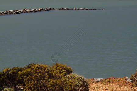 海水中岩石的海景背景图片