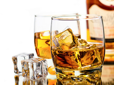 威士忌立方体液体金子棕色岩石烈酒饮料玻璃高清图片