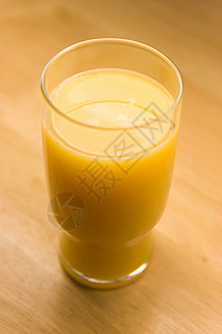 橙汁玻璃果汁黄色早餐桌子背景图片
