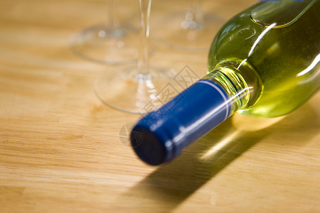 酒瓶奢华玻璃酒杯瓶子团体空间酒精桌子背景图片