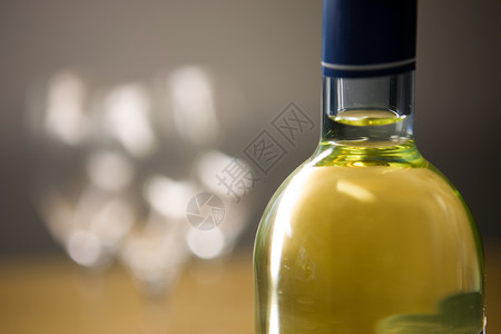 酒瓶瓶子团体酒杯空间酒精玻璃奢华桌子背景图片