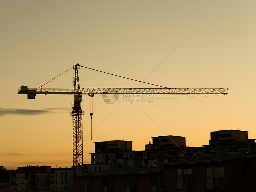 建筑起重车工作起重机空间工地项目齿轮天空日落图片