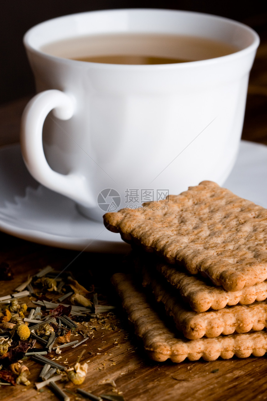 一杯草药茶和一些新鲜饼干宏观面包小吃盘子蛋糕飞碟美食奢华食物餐巾图片