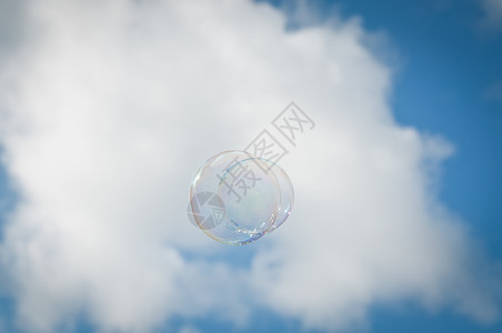 浮在空中的肥皂泡泡飞行折射阳光天空空气白色气泡背景图片