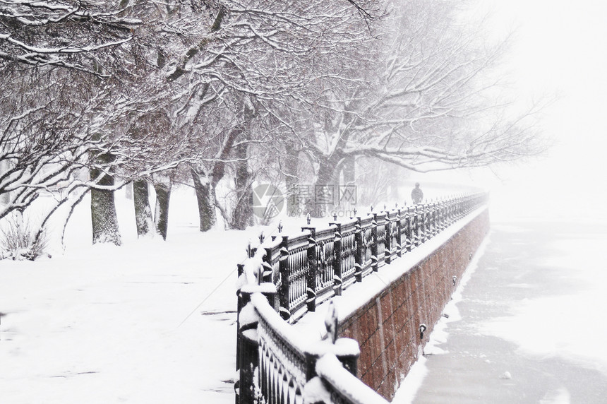 下雪的堤岸阴霾公园花岗岩栏杆蓝色寒意花园冥想孤独小路图片
