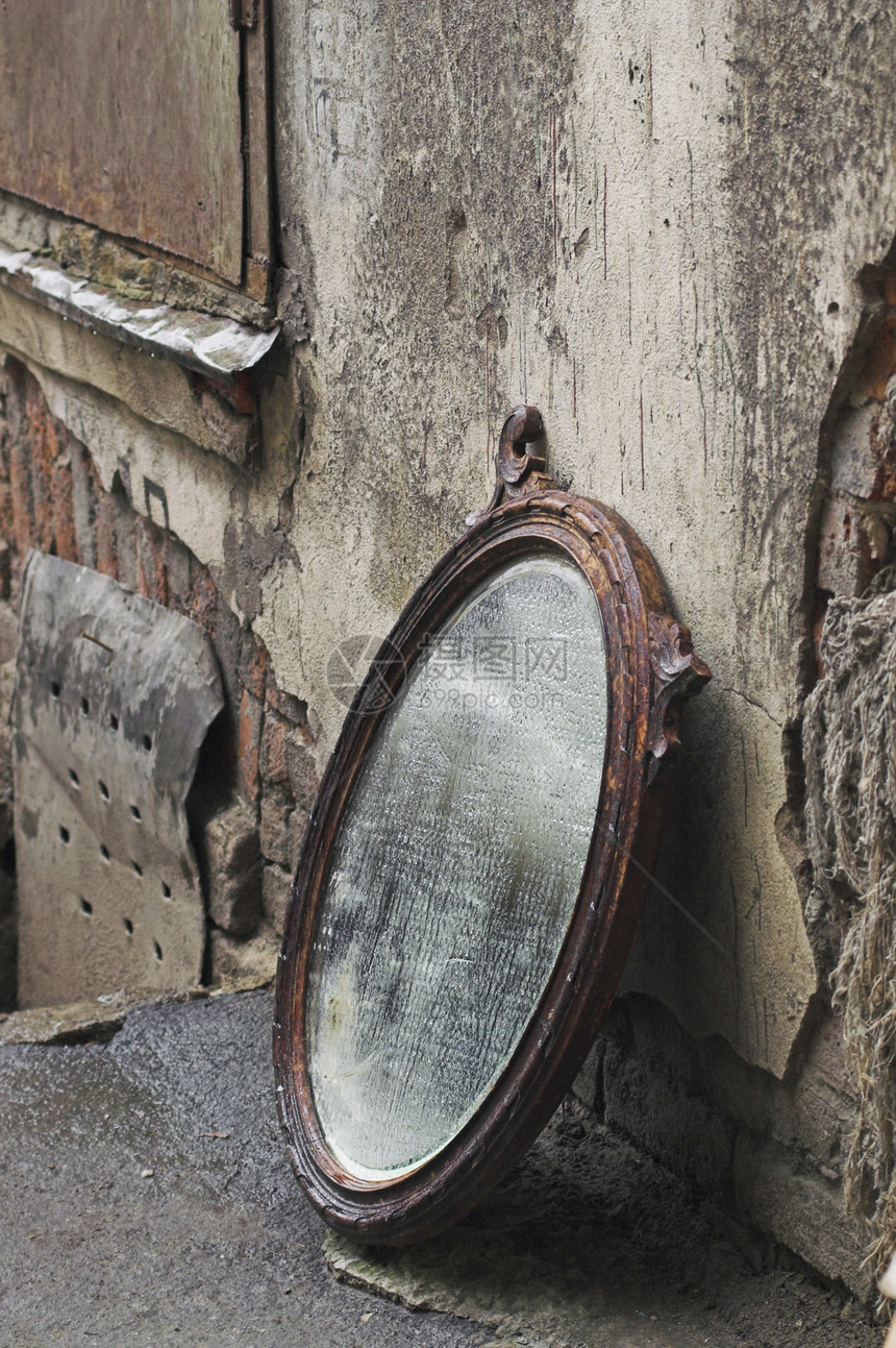 扔出旧镜像房子门廊丢弃腐蚀古董营房后院途径建筑阴影图片