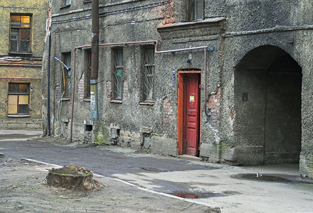 旧楼腐蚀住宅后院通道走廊墙壁贫民窟入口建筑学拱道背景图片