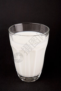 牛奶奶营养健康玻璃黑色背景白色背景图片