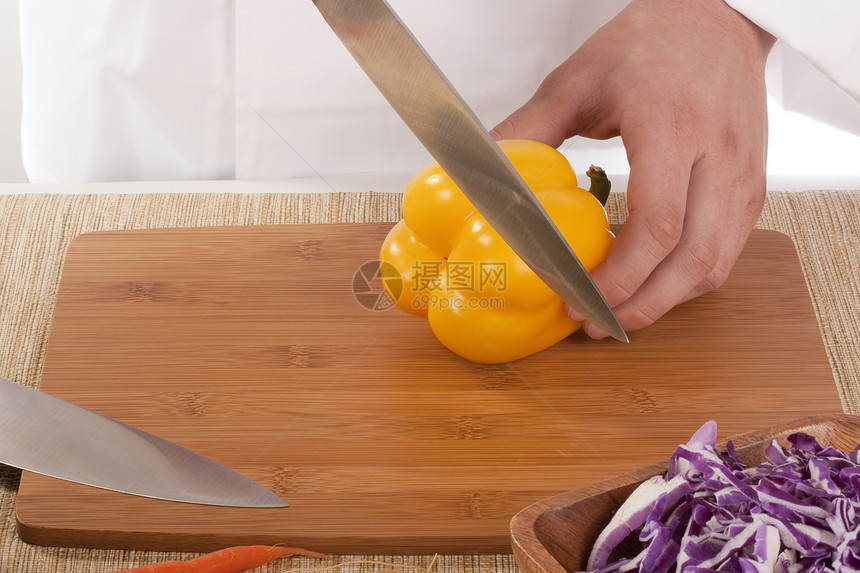 切切蔬菜黄色男人食物服务沙拉胡椒餐厅木板盘子白色图片