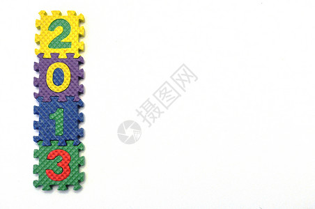 已连接信件  2013 左手侧紫色玩具黄色字母绿色蓝色数字积木红色背景图片