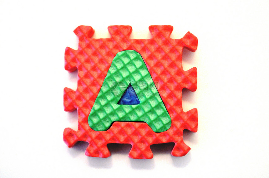 已连接的字母  位于中心绿色紫色蓝色黄色积木玩具红色图片