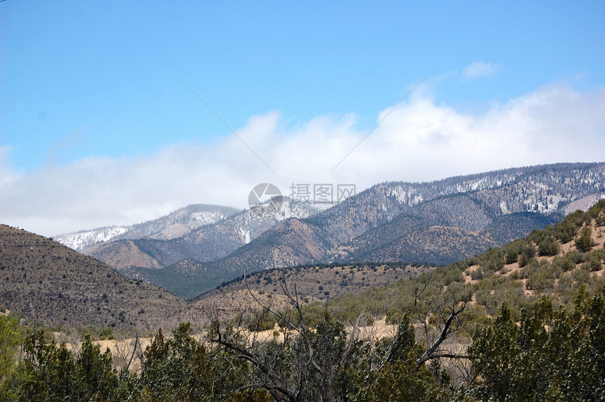 山上满云飘摇的山岳山脉丘陵爬坡天空树木叶子图片