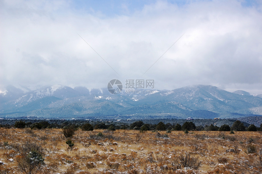 山上满云飘摇的山岳山脉叶子天空爬坡丘陵树木图片