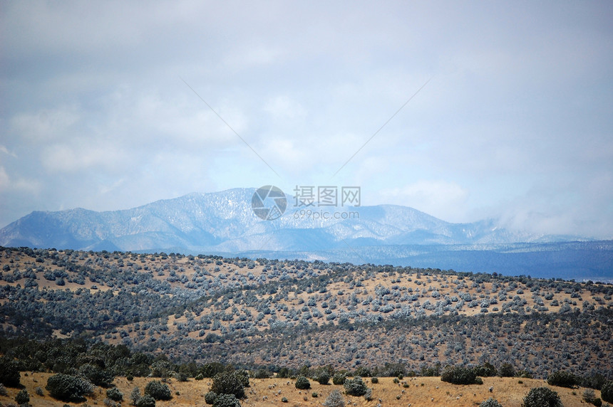 山上满云飘摇的山岳丘陵爬坡树木天空叶子山脉图片