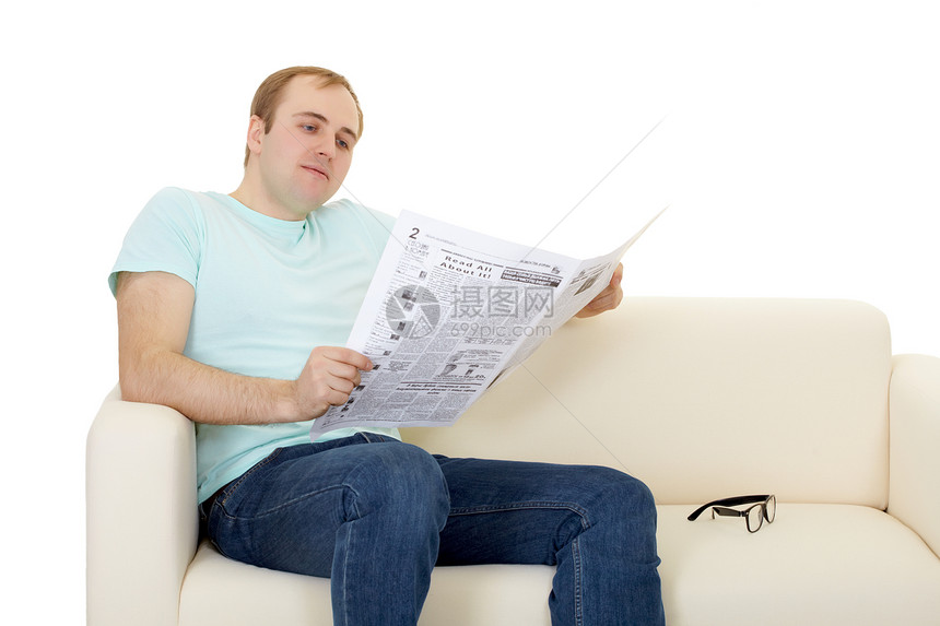 男人读报纸阅读选址白色长沙发照片家具沙发牛仔裤图片